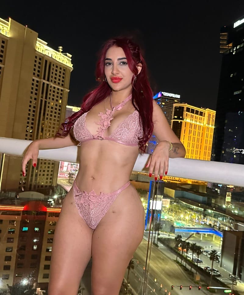 Jessica in roze lingerie