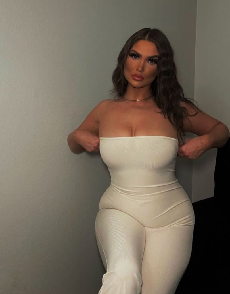 Babe in witte outfit met dikke tieten