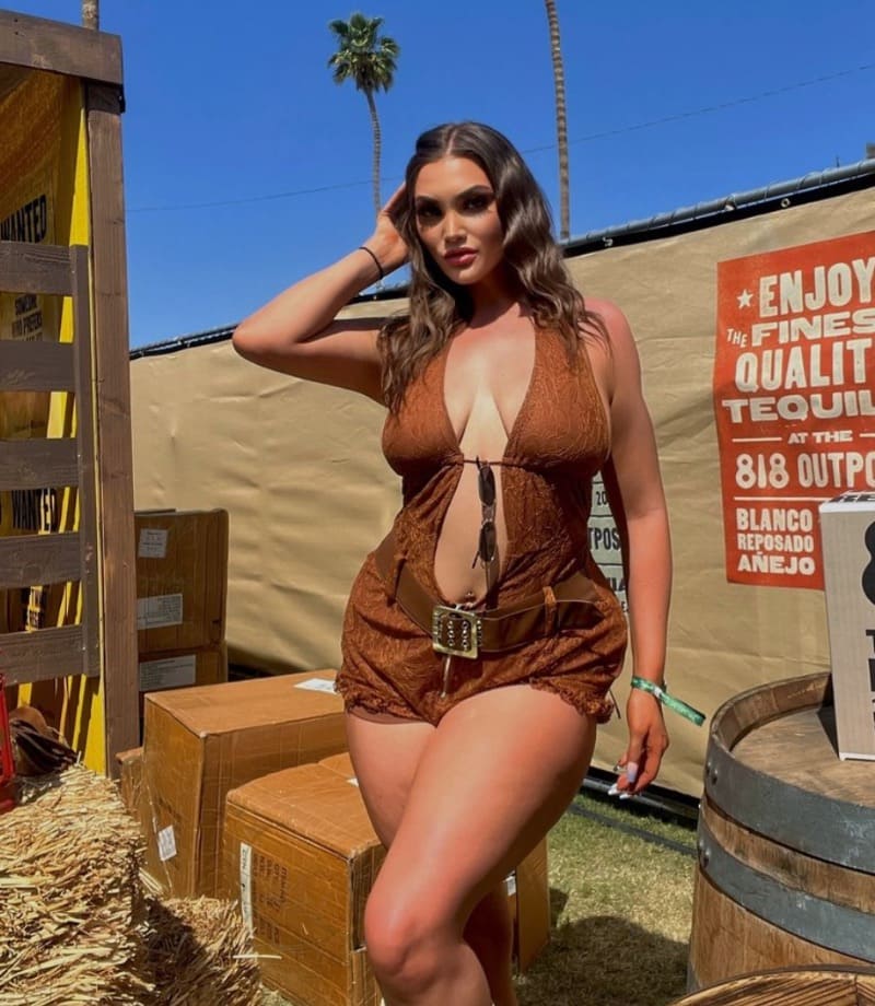 Kelsey in bruine outfit