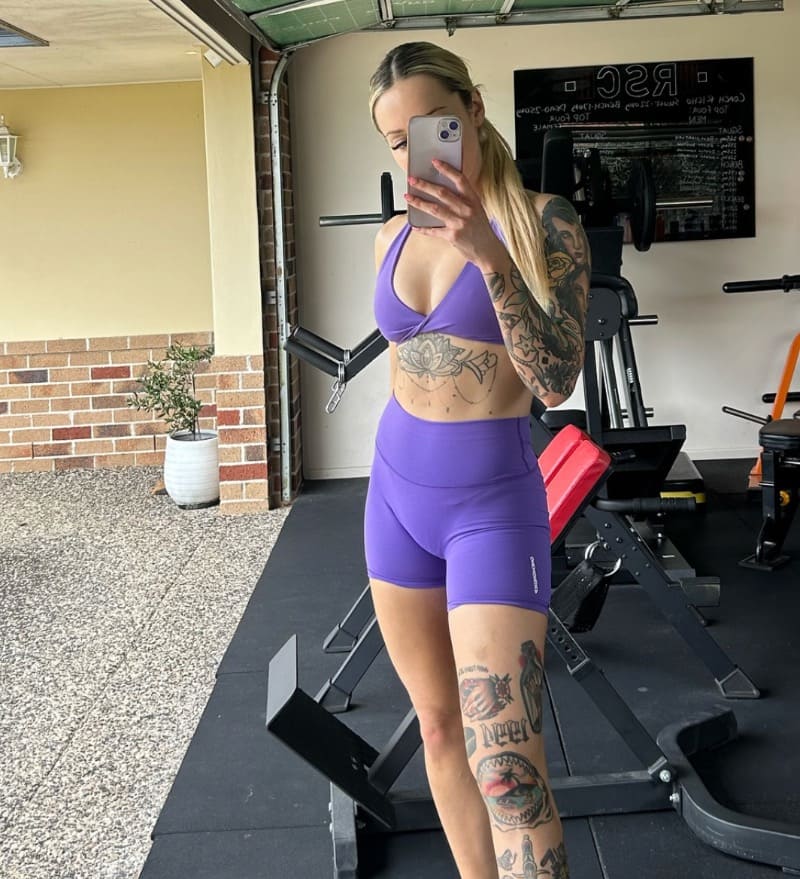 Babe in paarse sport kleding