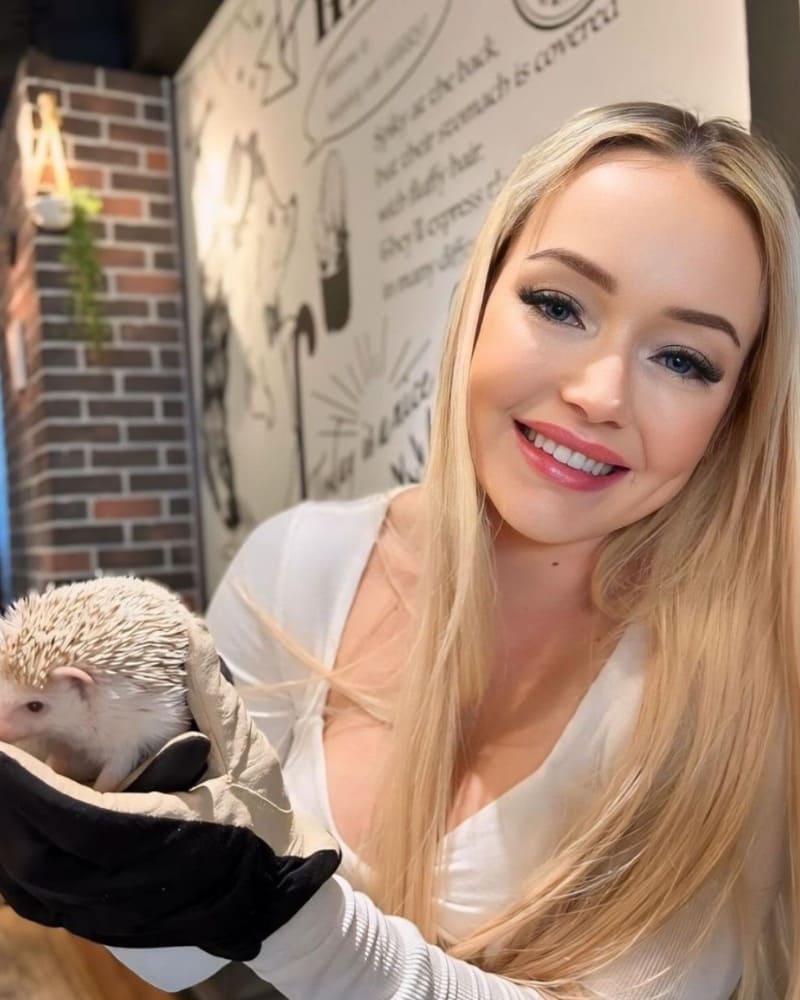 Babe met egel op handen
