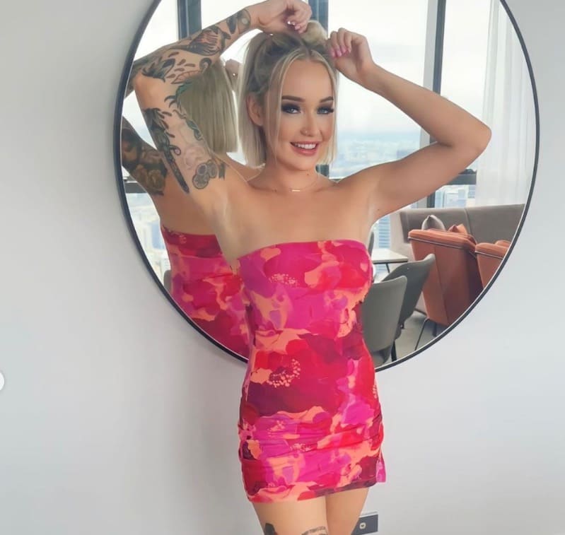 Krystal showt haar lijfje