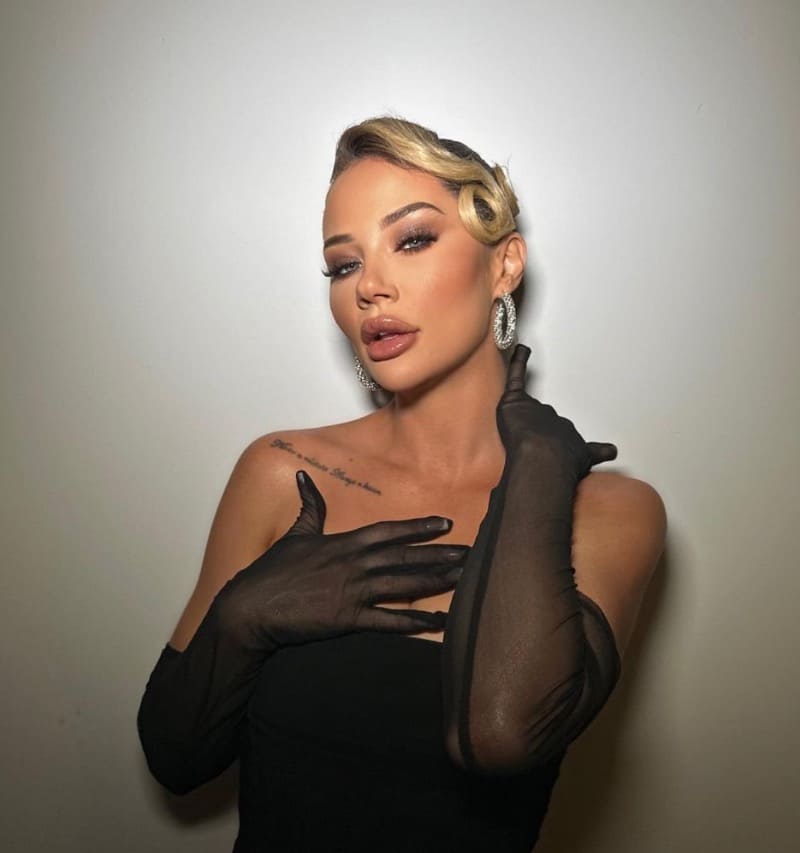 Jessika in sexy outfit