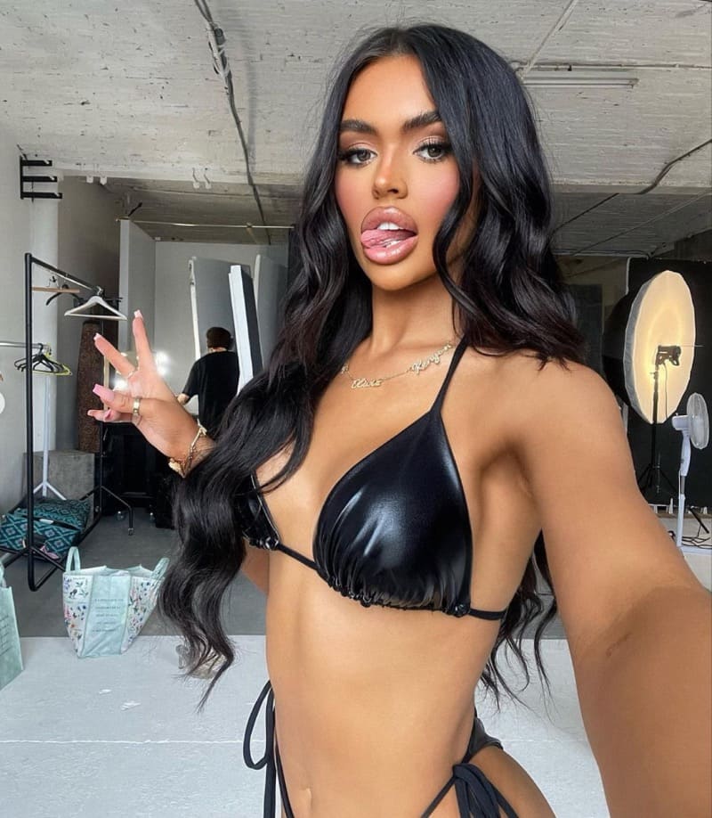 Babe in zwarte latex bikini