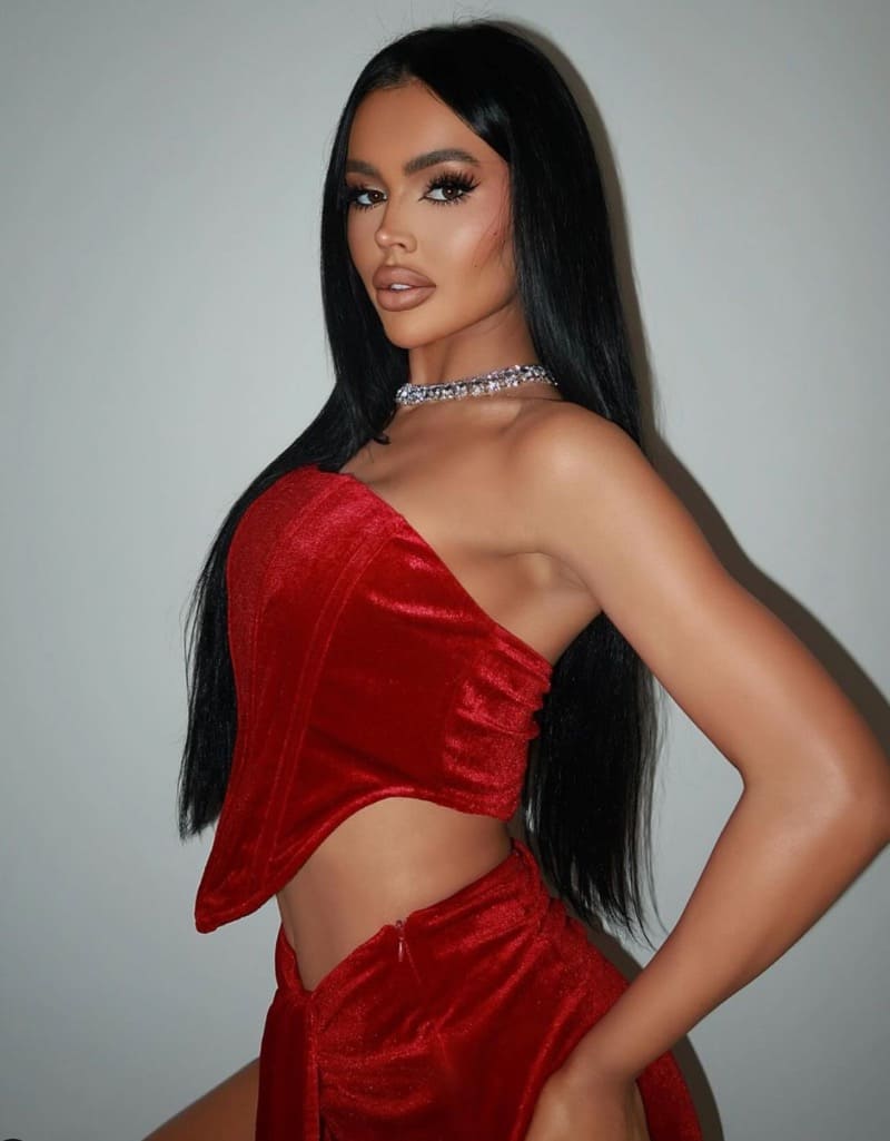 Hannah in perfecte rode outfit