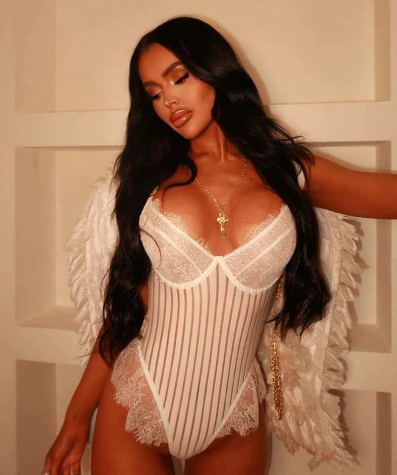 Hannah in witte lingerie