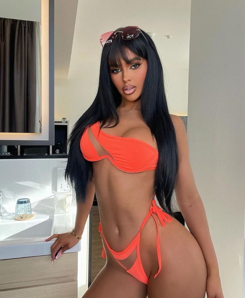 Babe in oranje bikini