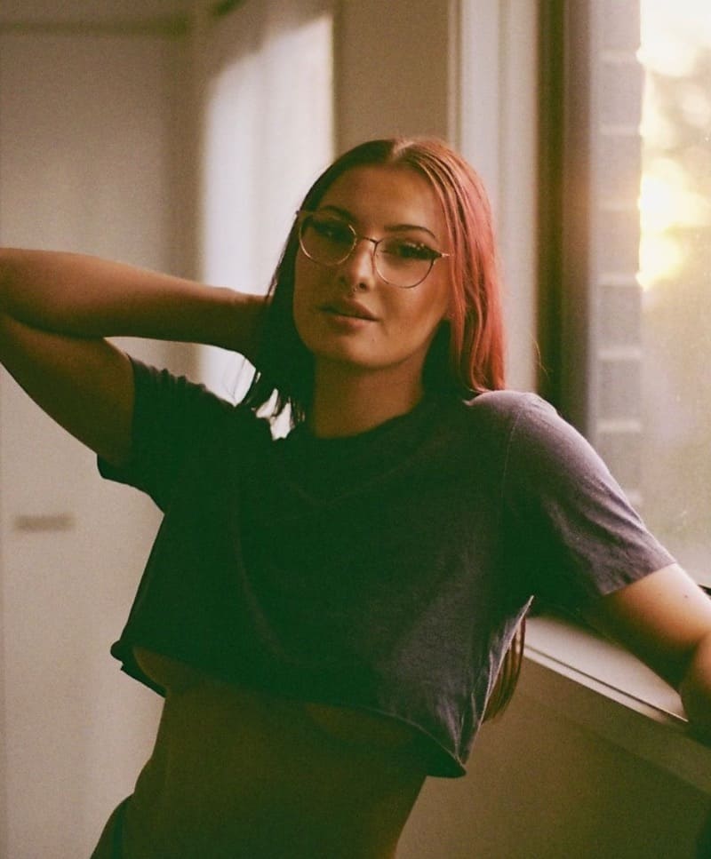 Kat in grijs topje
