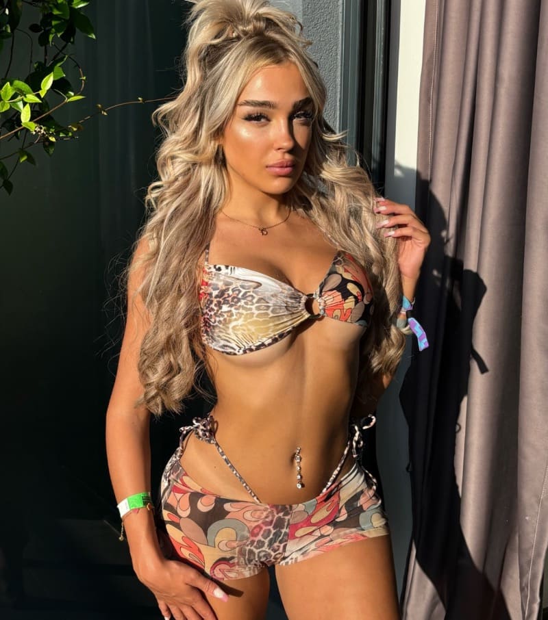 Alaska in mini bikini