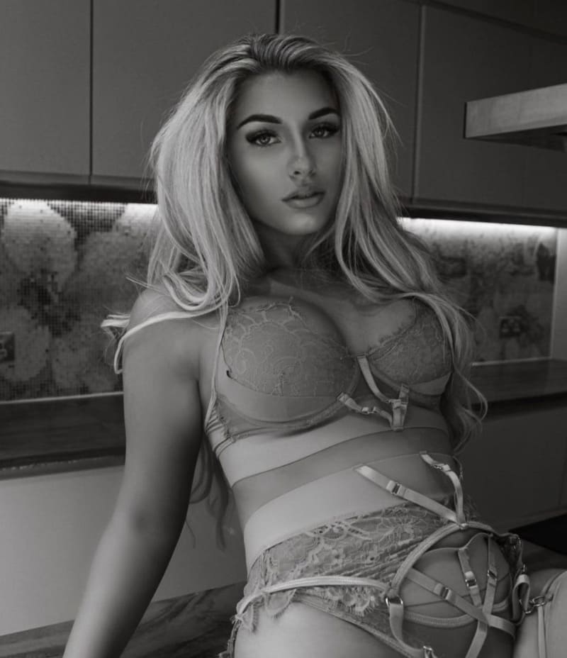 Ellie sexy in zwart wit