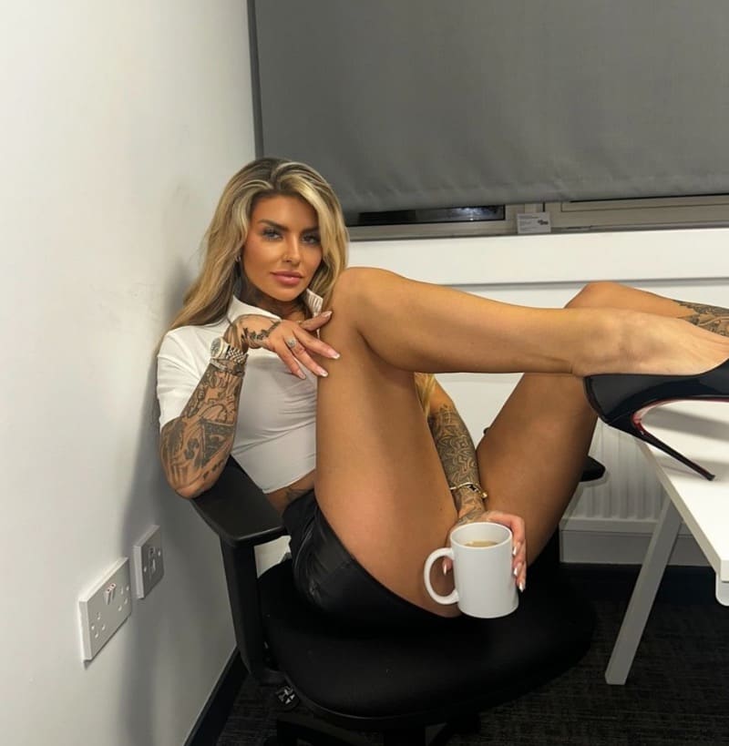 Kayleigh in erotische pose