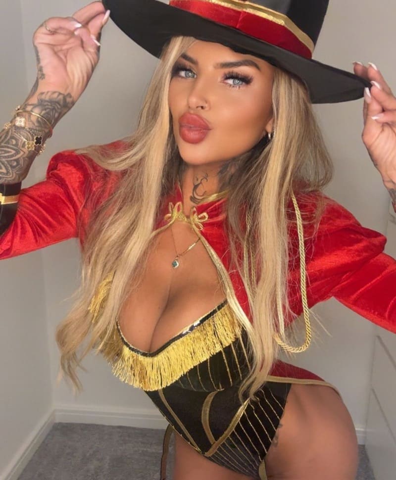 Kayleigh in sexy outfit