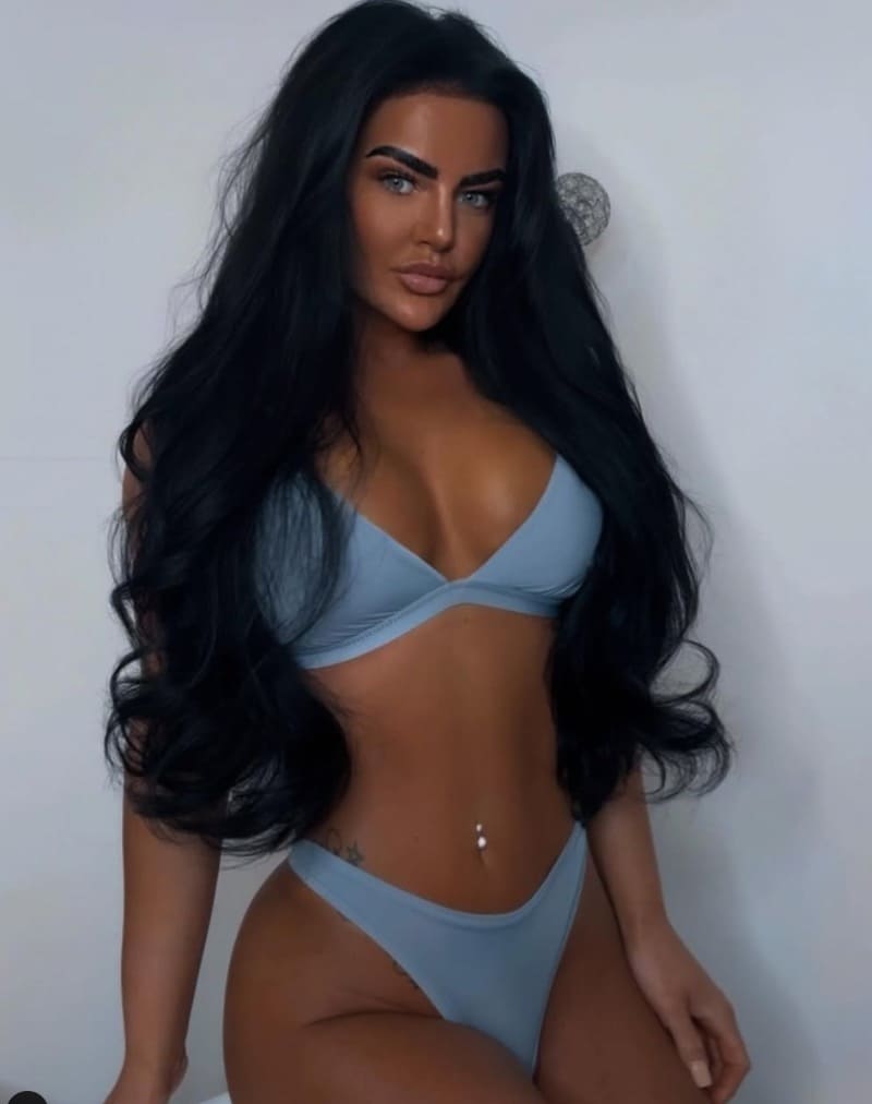Sexy babe in lichtblauwe lingerie