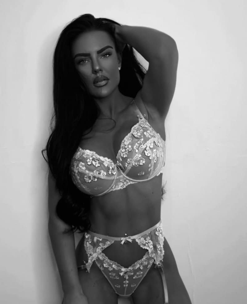 Chanelle in witte lingerie zwart wit