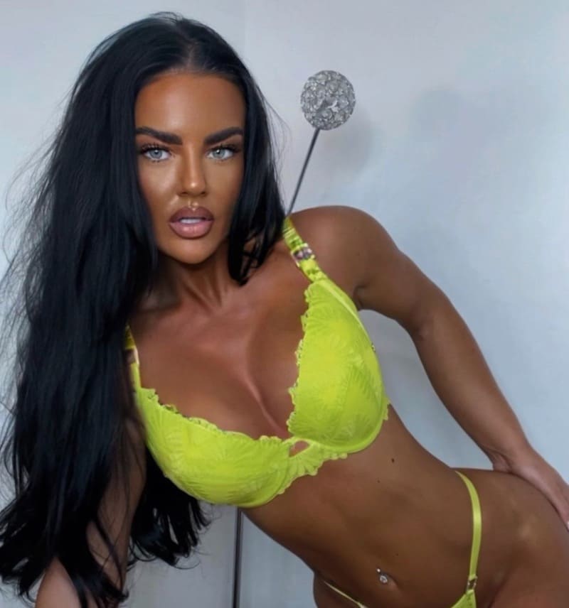 Chanelle babe met gele lingerie