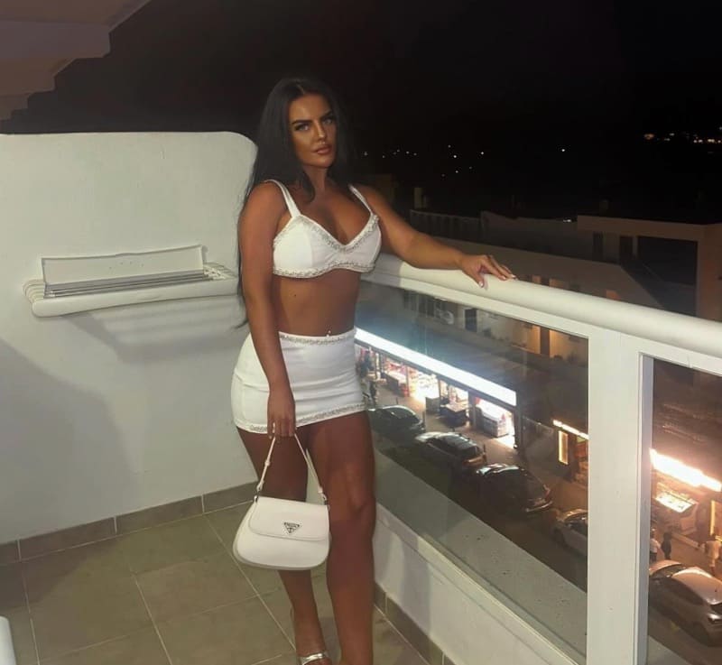 Babe in hotel