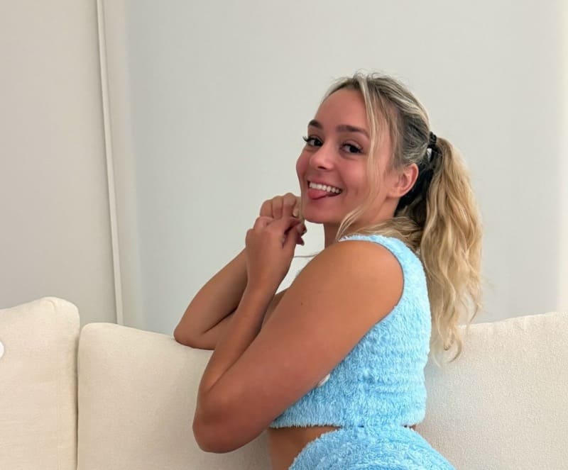 Kirsten op zetel