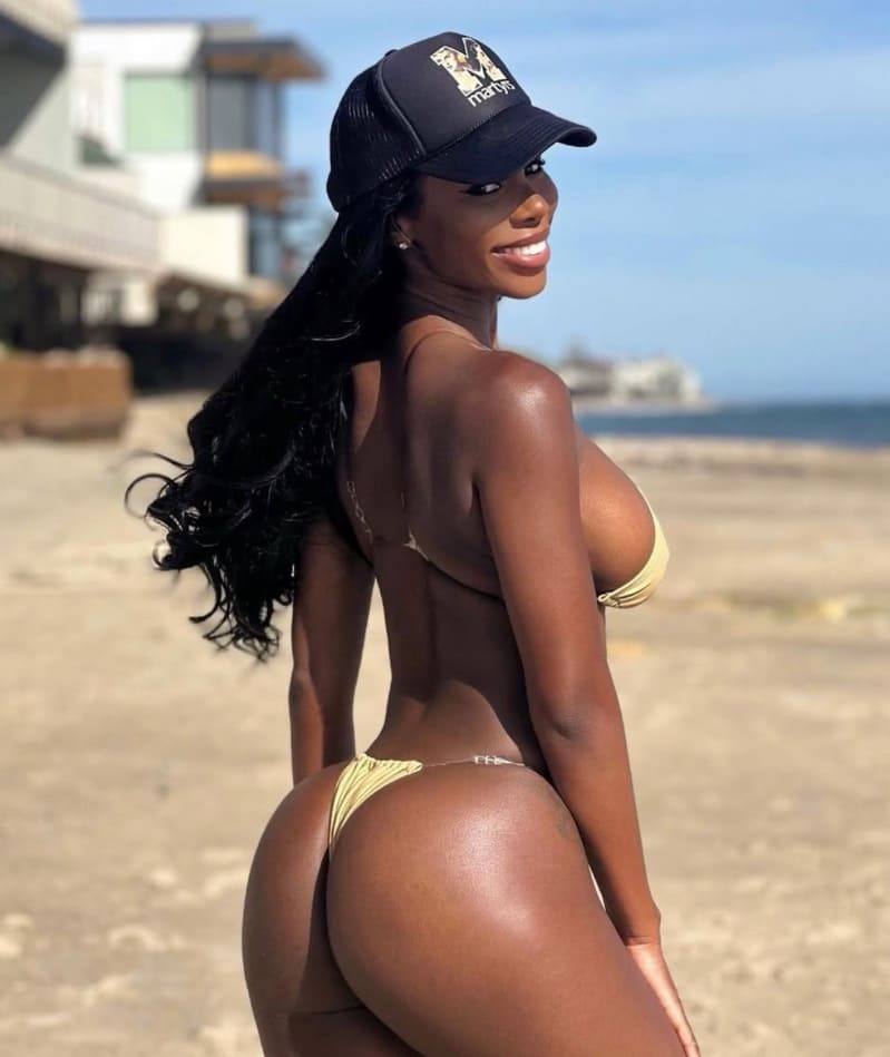 Hottie in mini bikini op het strand