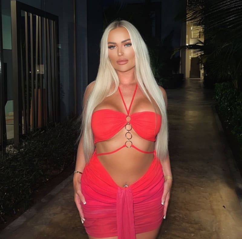 Babe in rode sexy jurk
