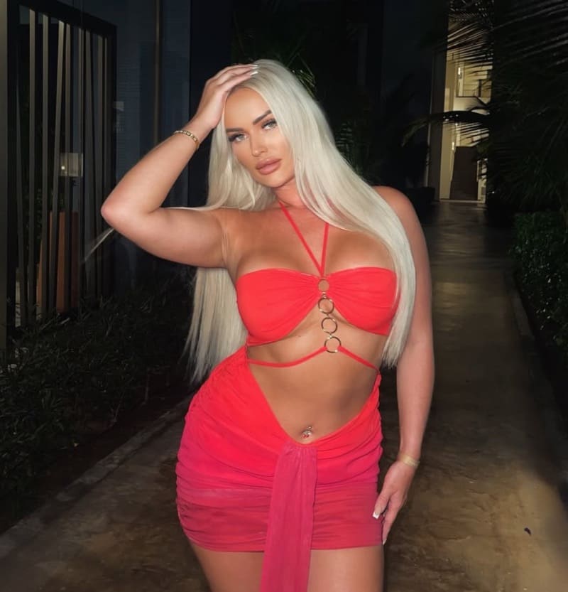 Lauren in rode jurk