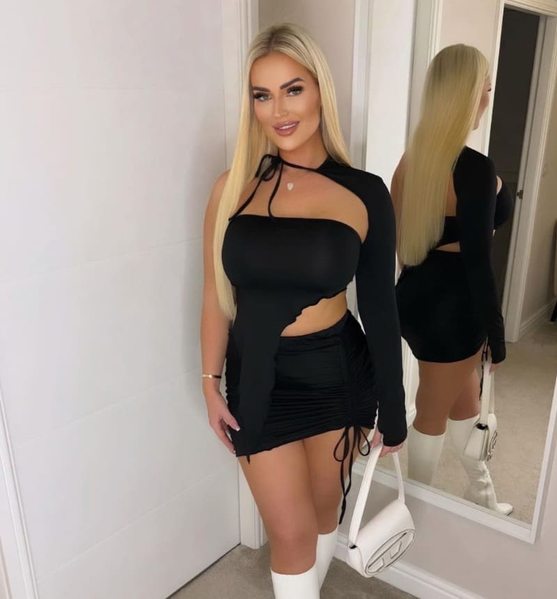 Babe in zwarte jurk