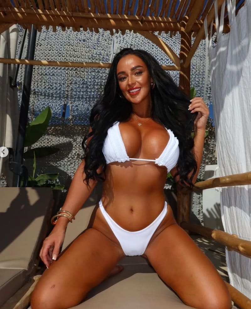 Sapphire dikke tieten in witte bikini