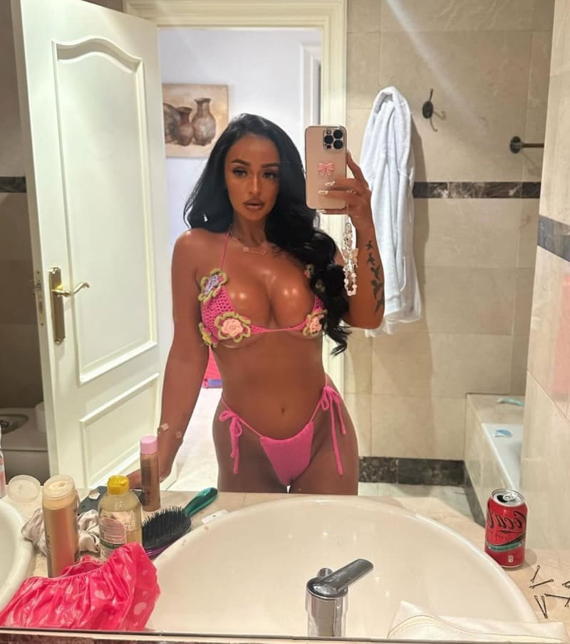 Sapphire in roze bikini