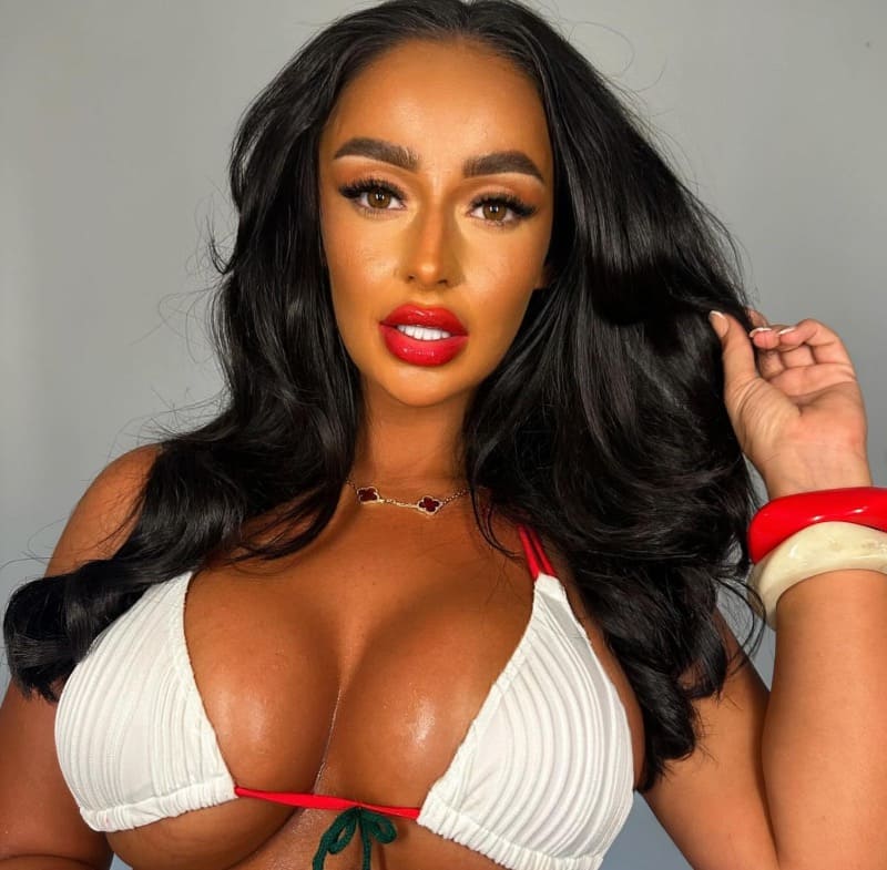 Sapphire in witte bikini met sexy lippenstift
