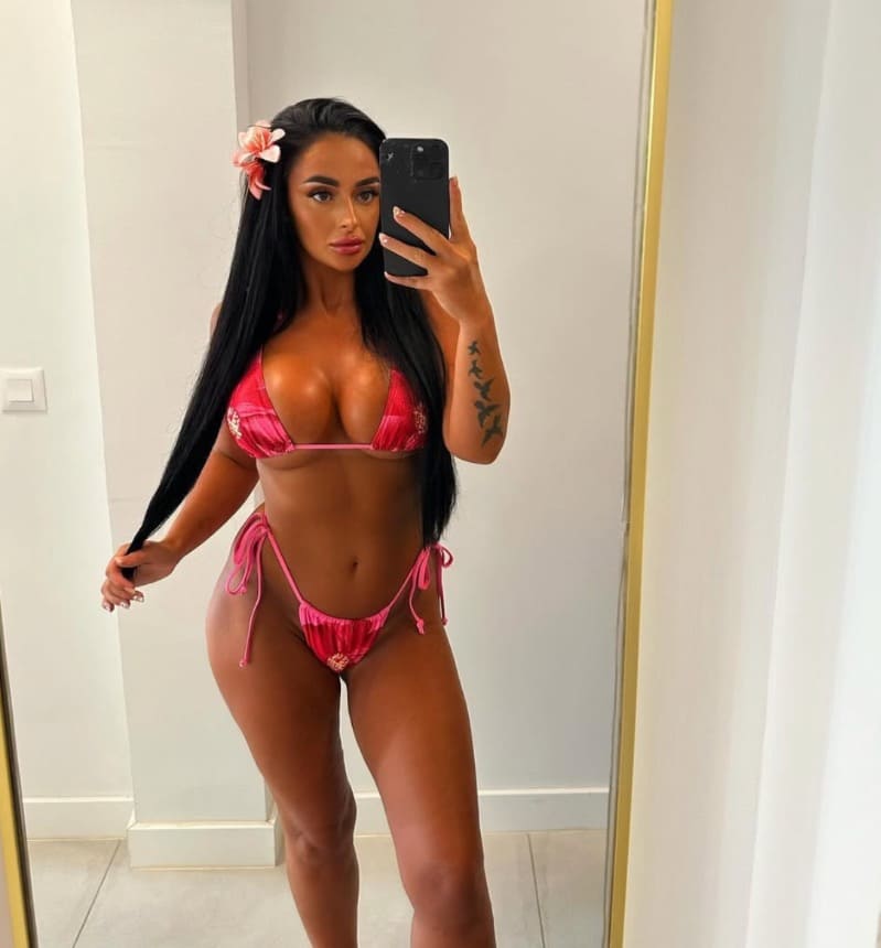 Sapphire in roze bikini met perfecte tieten