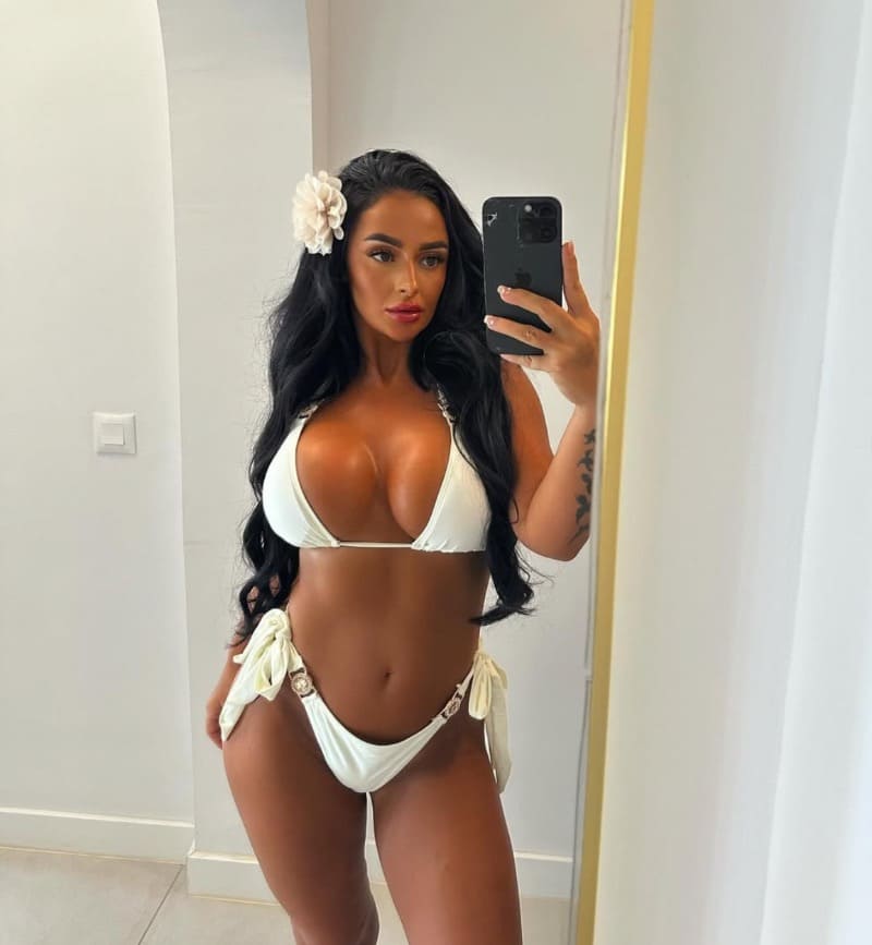 Babe in witte bikini