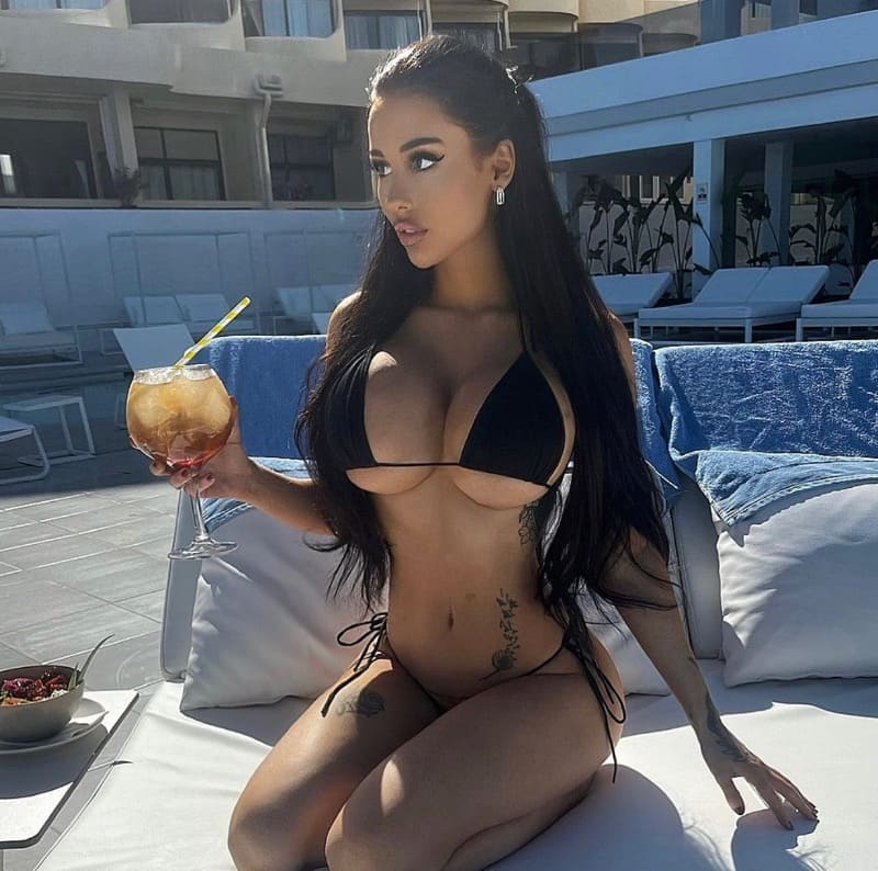 Babe in zwarte bikini