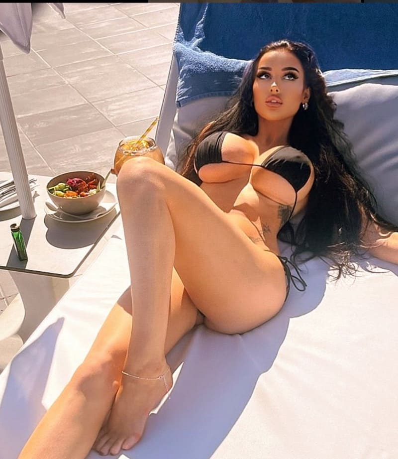 Babe met enorme tieten op ligbedje