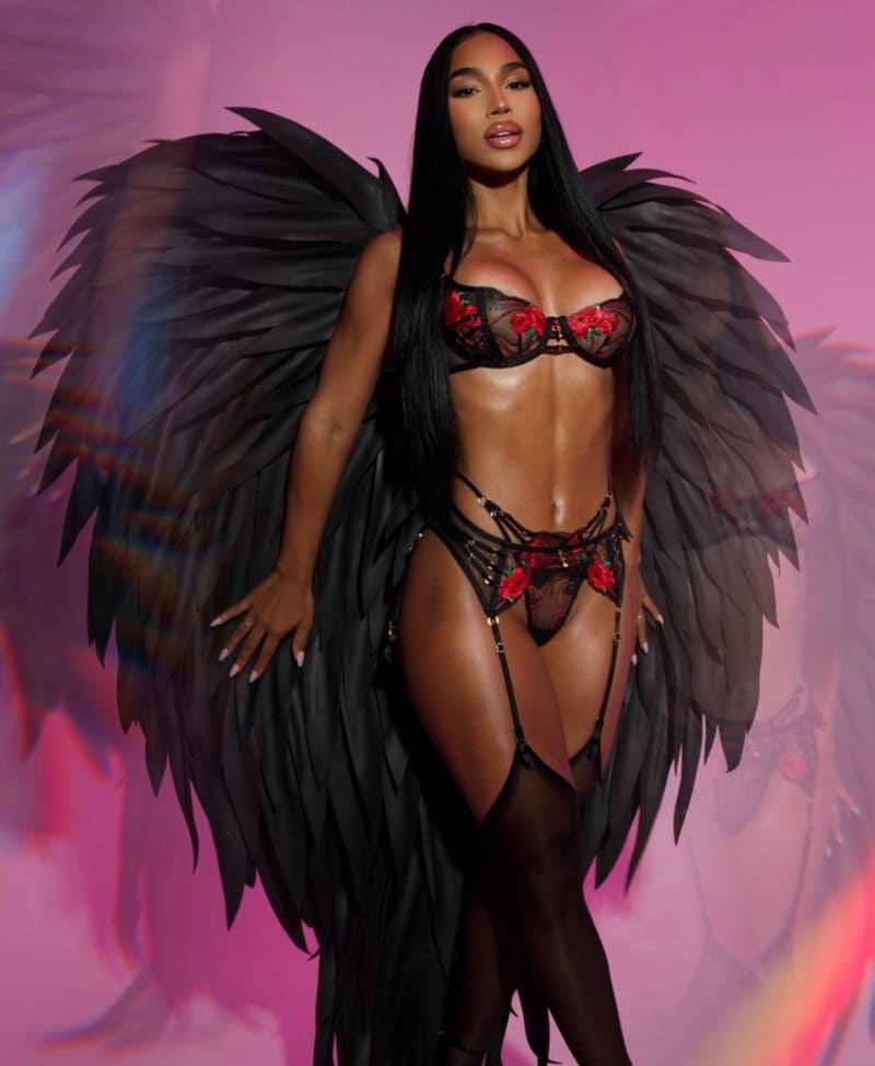 Virginia in sexy zwarte lingerie