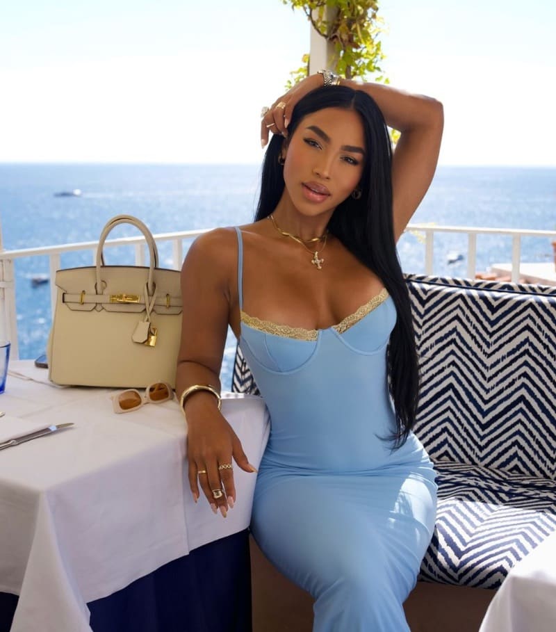 Virgina in blauwe jurk