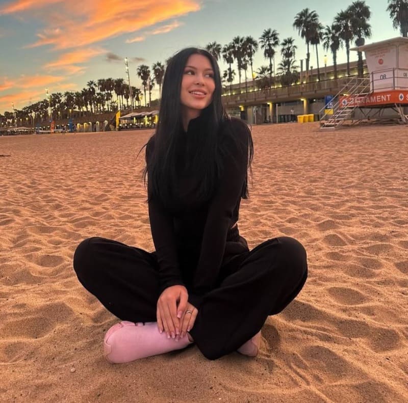 Abby op strand
