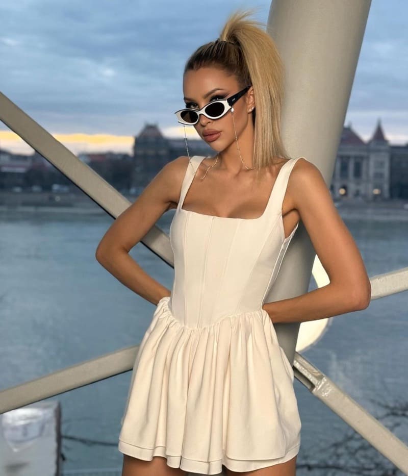 Edina in witte jurk