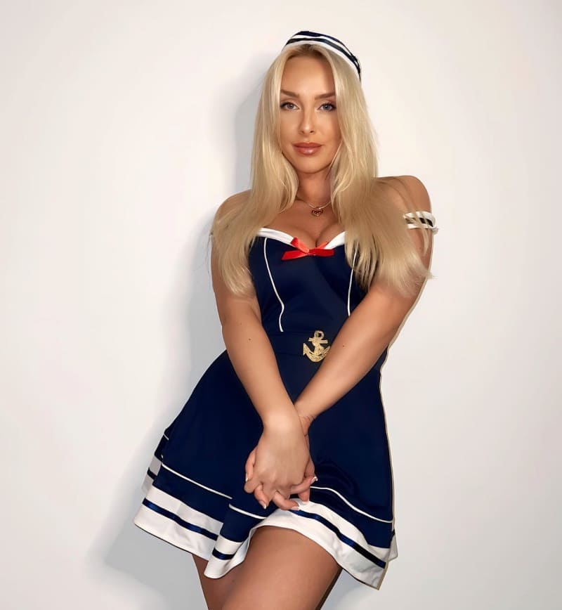 Babe met kort rokje