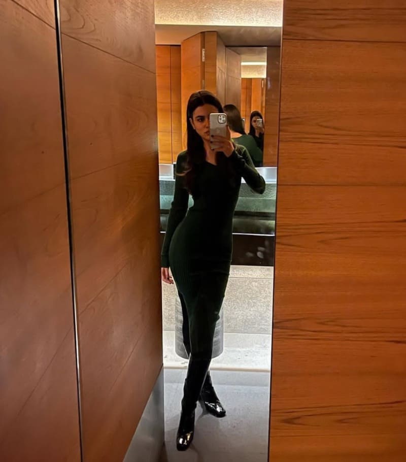Stasa in zwarte outfit