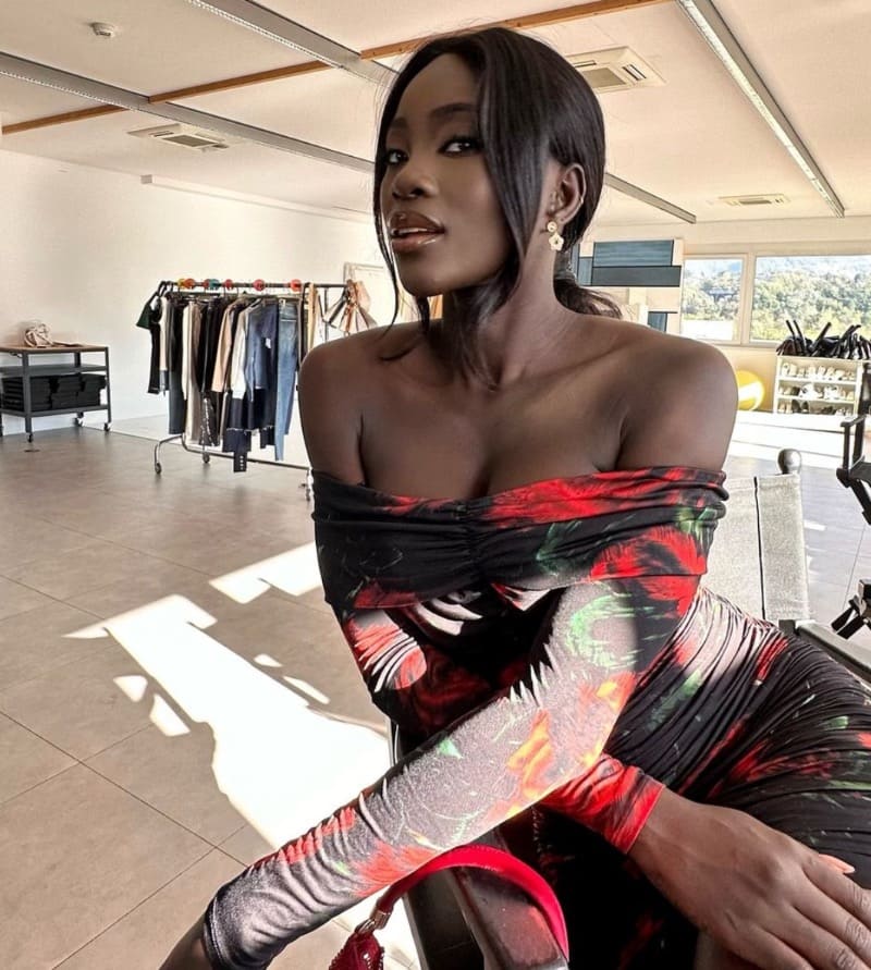 Babe in sexy jurk