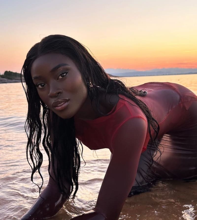Babe in sexy roze badpak