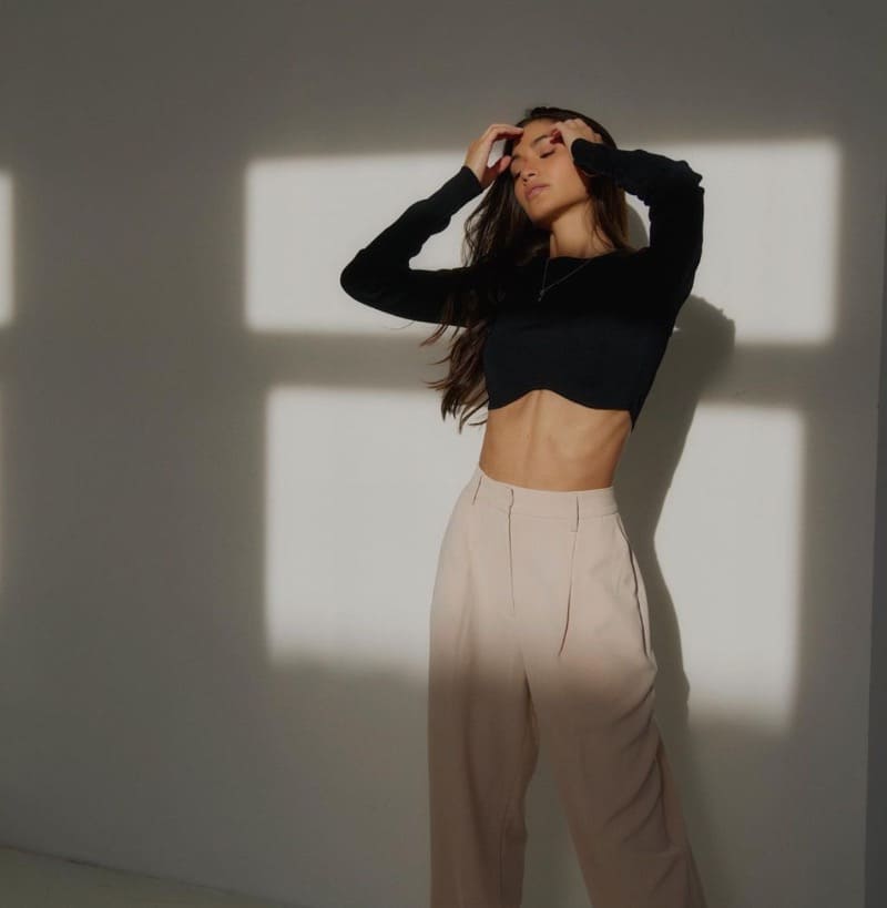 Babe in sexy zwart topje