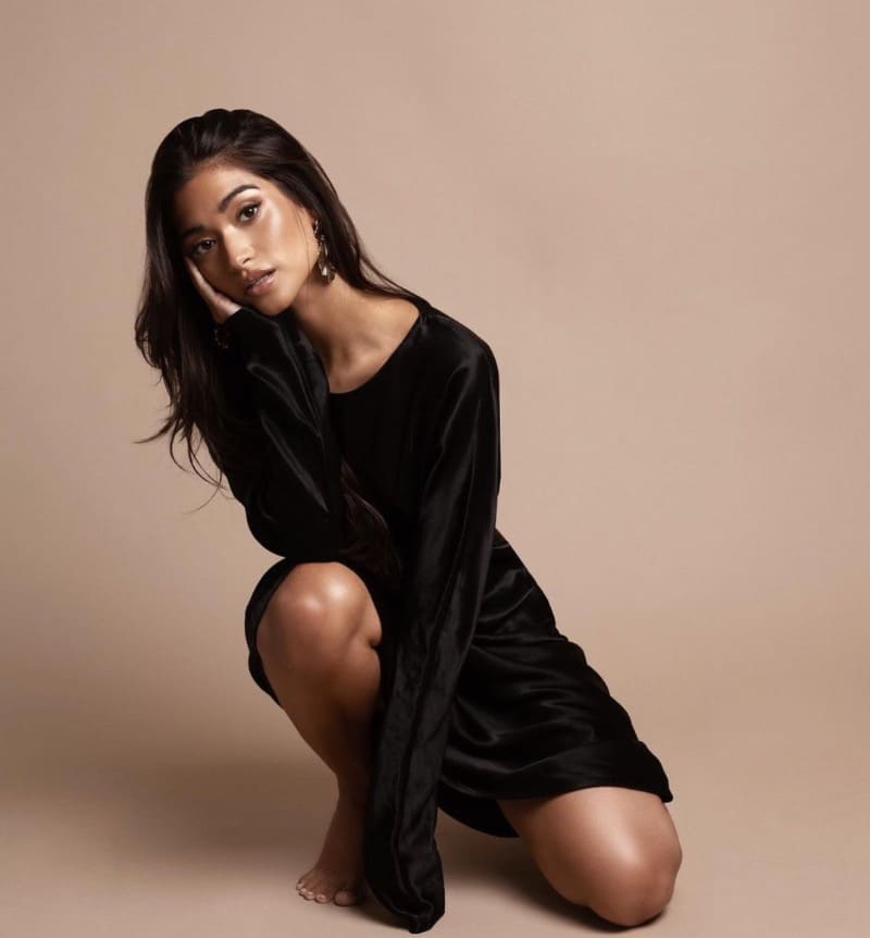 Desiree in zwarte jurk
