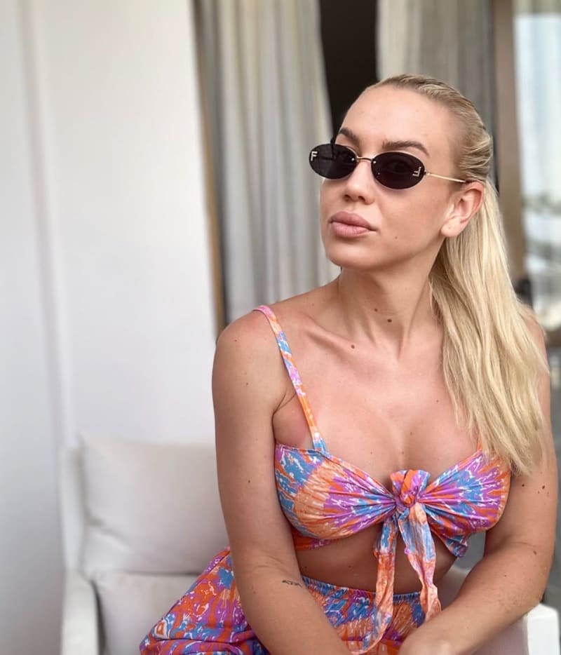 Sofia in sexy bikini