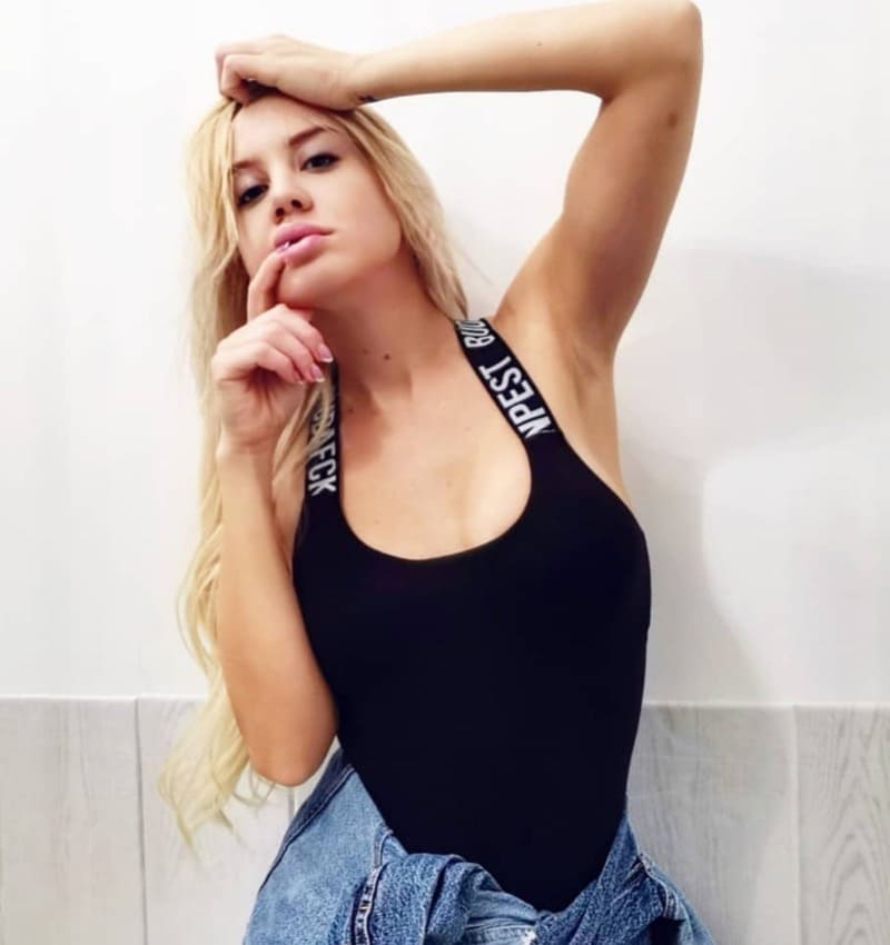 Babe met blonde haren
