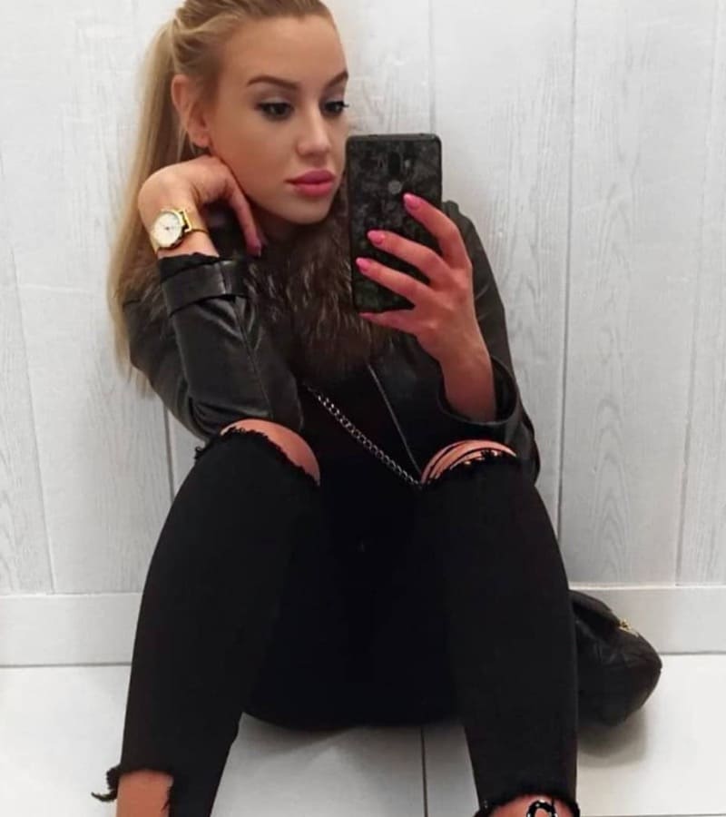 Sofia in sexy zwarte outfit