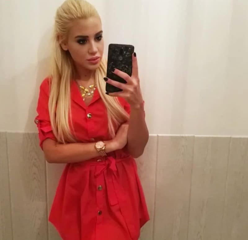 Sofia in sexy rode jurk