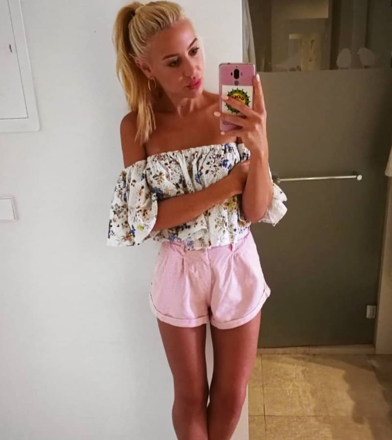 Sofia in sexy roze broekje