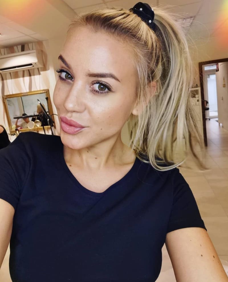 Sexy blondine met paardenstaart