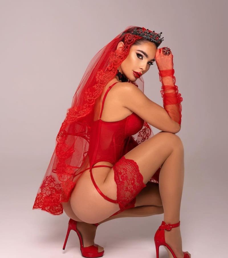 Sexy dame in rode lingerie