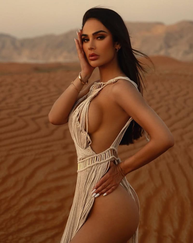 Beata in sexy lingerie in veld